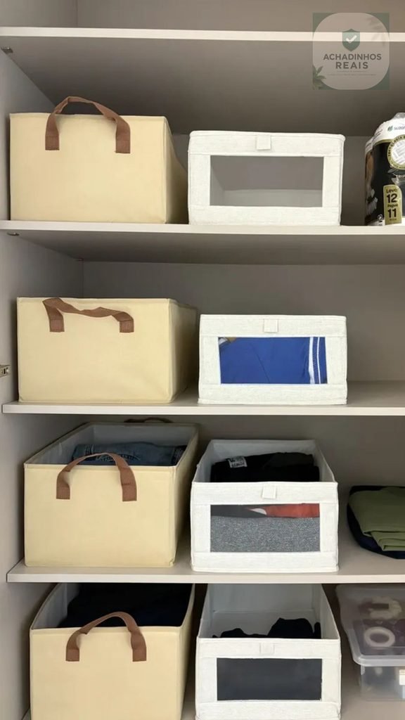 Detalhe da caixa organizadora dobrável de poliéster aberta mostrando o visor frontal transparente em PVC e a textura do tecido.