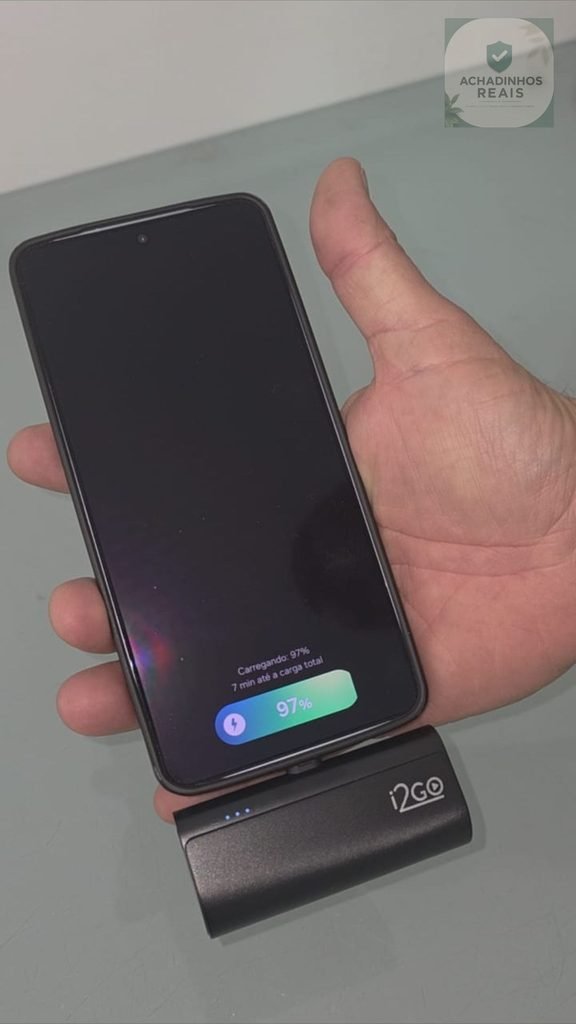 Detalhe do conector integrado USB-C do power bank i2GO e tampa de proteção em acabamento fosco.