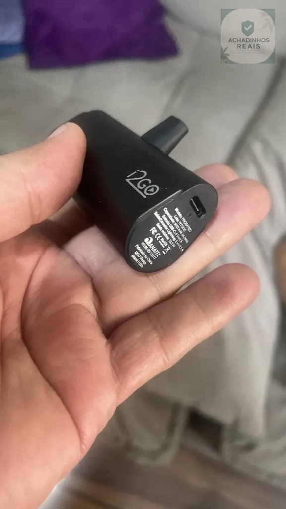 Comparativo de tamanho da bateria portátil i2GO Pocket de 92 gramas segurada na palma da mão.