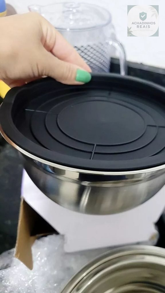 Demonstração do fechamento da tampa hermética em uma tigela de aço inoxidável